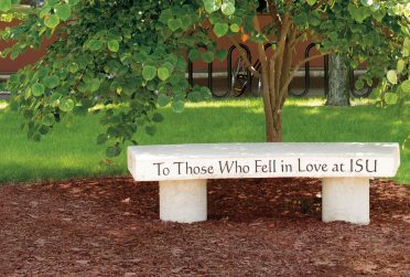 伊利诺伊州立大学2018年春季爱情长椅的封面图片