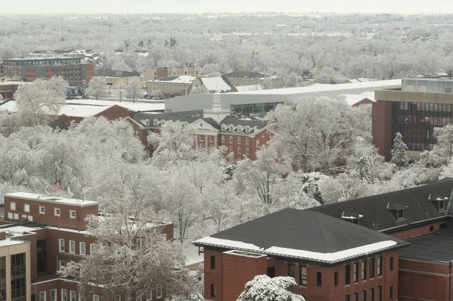 空中拍摄的校园被雪覆盖