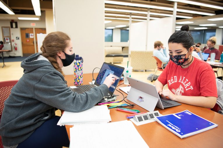 两个学生的照片在电脑桌旁米尔纳图书馆的三楼