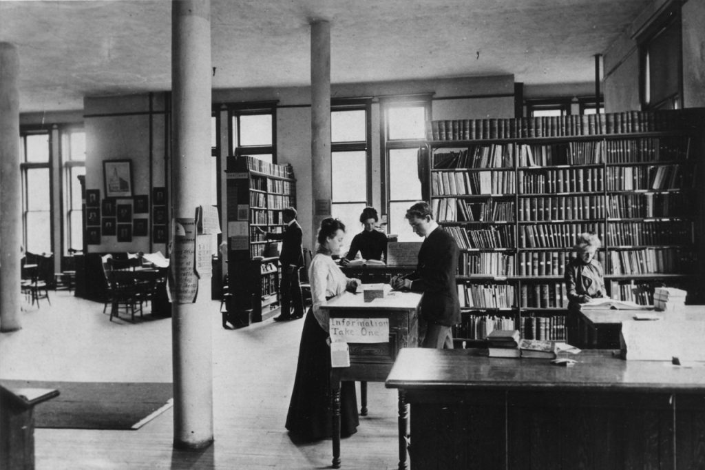 黑白的照片的学生在图书馆。