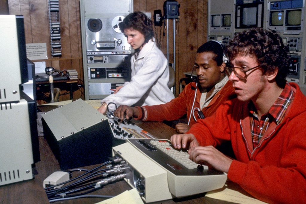 三个学生的照片运营商TV-10控制室监控设备,1980年12月
