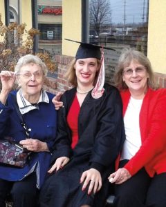 伊丽莎白好与家人庆祝完成她的大学学位,包括她的祖母和母亲。(由阿什顿Myerscough照片)