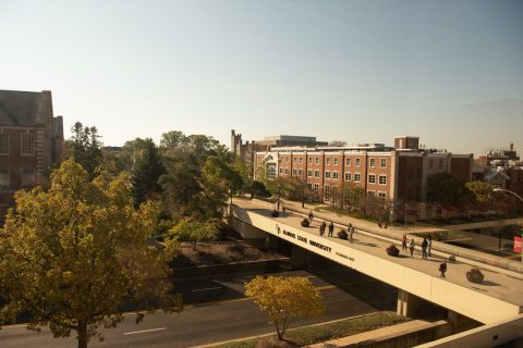 照片从米尔纳图书馆朝南的显示和四大学大道步行桥