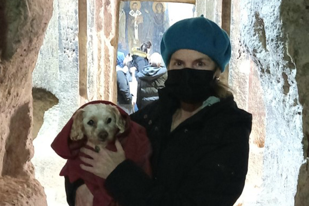 贾尼丝·杰斯博士和她的狗斯普特尼克在纳格德的一个洞穴修道院
