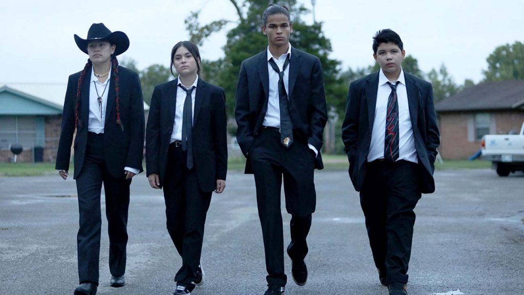 四个青少年在西装和领带散步