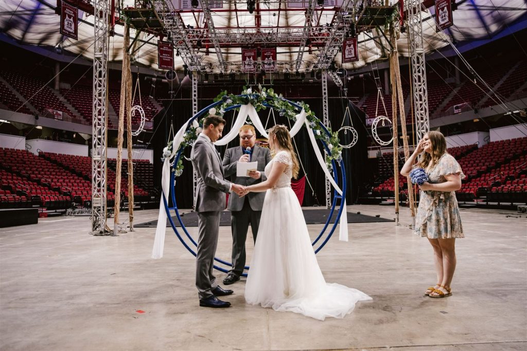 在红鸟竞技场举行的婚礼上，Gamma Phi马戏团的校友新娘和新郎。