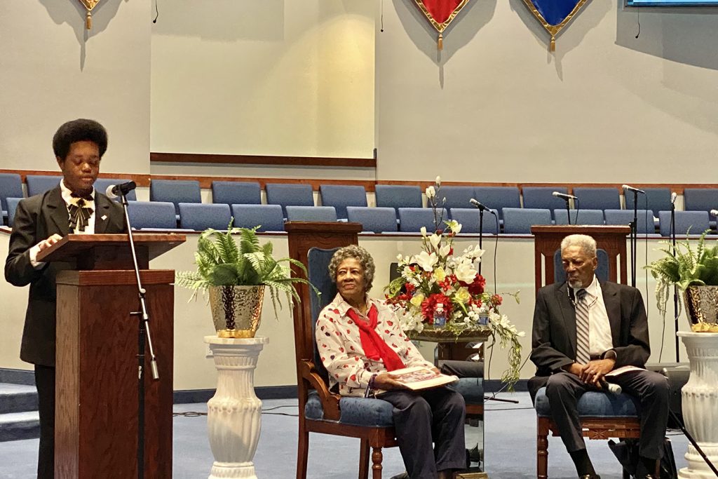 NAACP青年委员会主席布拉德利·罗斯·杰克逊采访了查尔斯·莫里斯博士和珍妮·莫里斯博士。