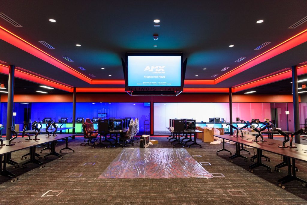 电子竞技空间与计算机表和红色和蓝色照明