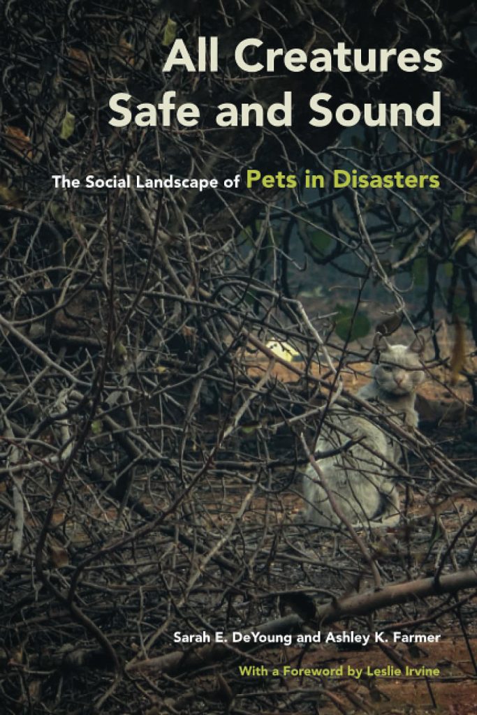 书的封面所有生物平安:社会环境灾害的宠物DeYoung莎拉大肠和阿什利·k·农民莱斯利·欧文的前言