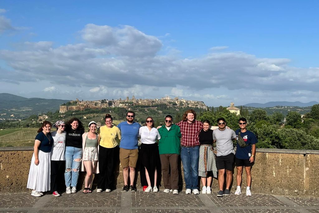 学生站在奥维多,意大利
