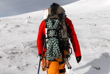 2012年ISU国家杂志8月封面徒步旅行者走在南极洲的雪地里