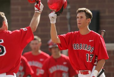 2010年夏季伊利诺斯州杂志封面上，两名红鸟棒球手准备在庆祝活动中撞头盔