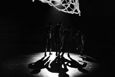 美国篮球运动员在篮球场上，前景是网剪影2012年2月冬季国家杂志封面