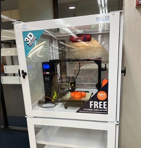 米尔纳图书馆里的3D打印机