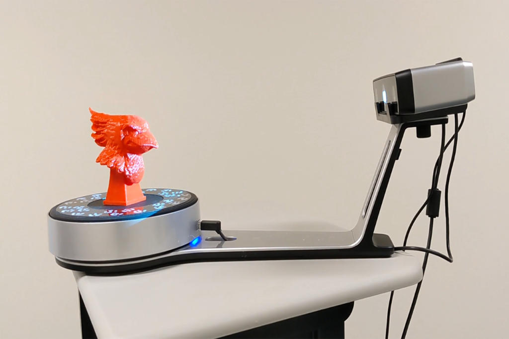 3D扫描在扫描过程中的3D打印胸像雷吉红鸟。