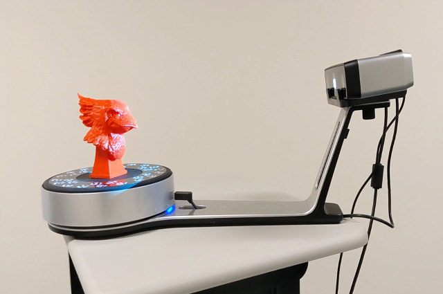 扫描雷吉·红鸟的3D打印半身像的过程中的3D扫描。