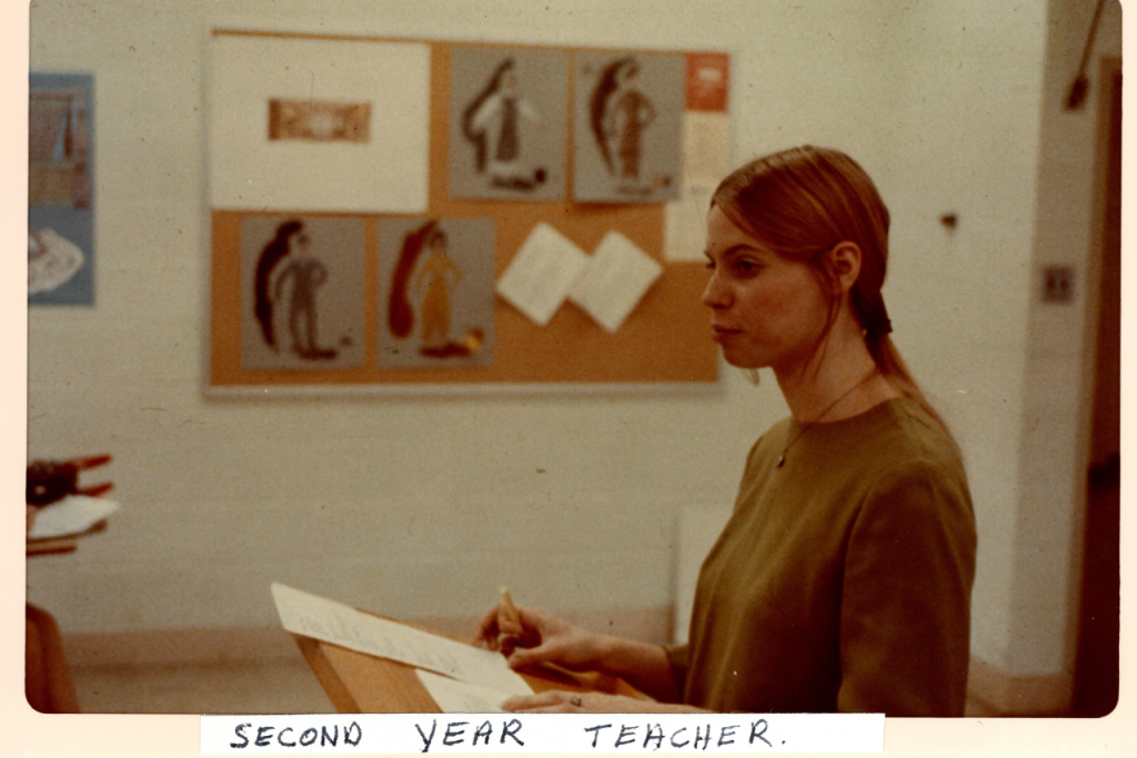 一个年轻女人教学在教室的前面