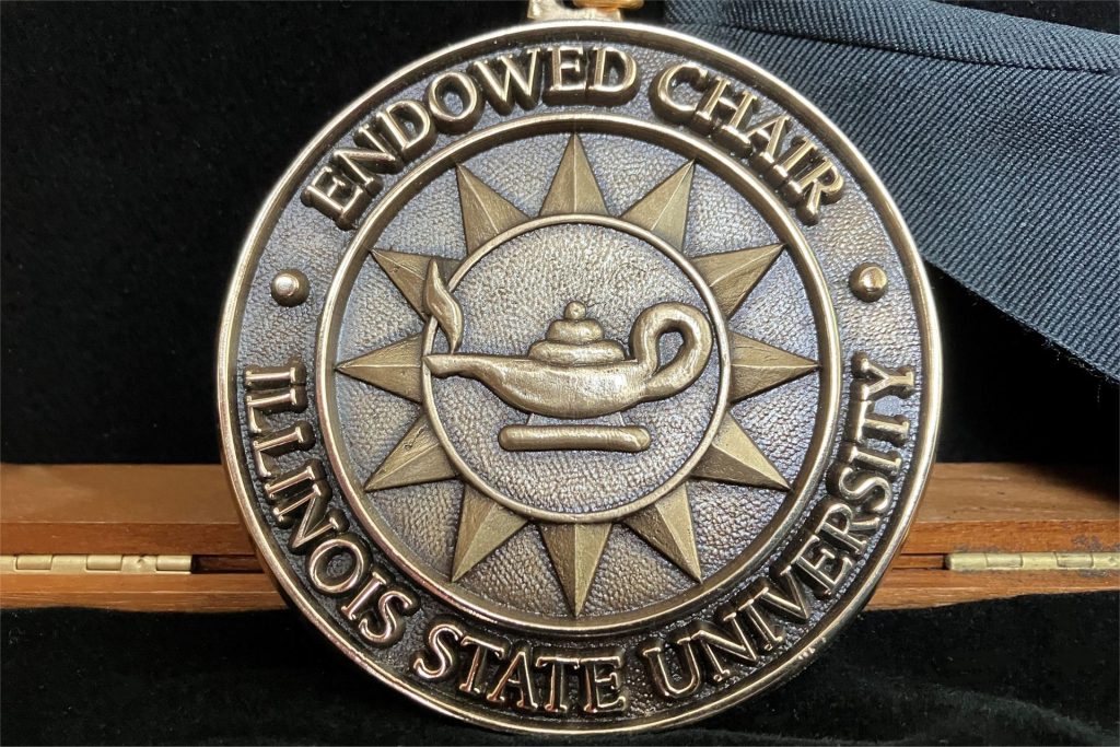 十字架的bronze-cast奖章赋予椅子在教学和学习的奖学金