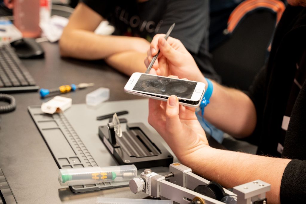 图为TechZone的一位同事正在打开iPhone进行维修