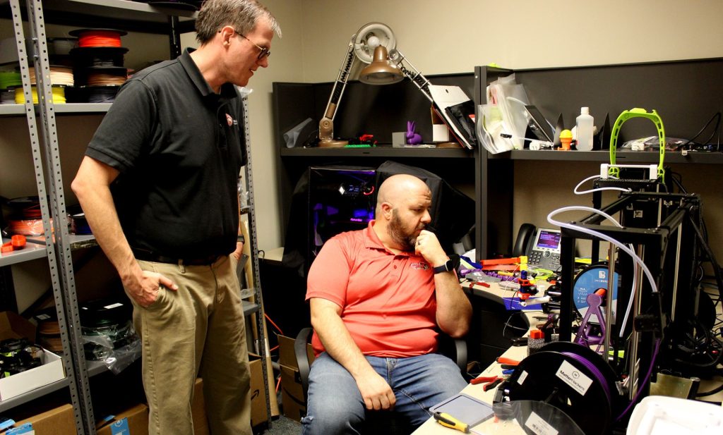 Paul Unsbee(左)和Steve Koehler监督米尔纳图书馆的3D打印服务。