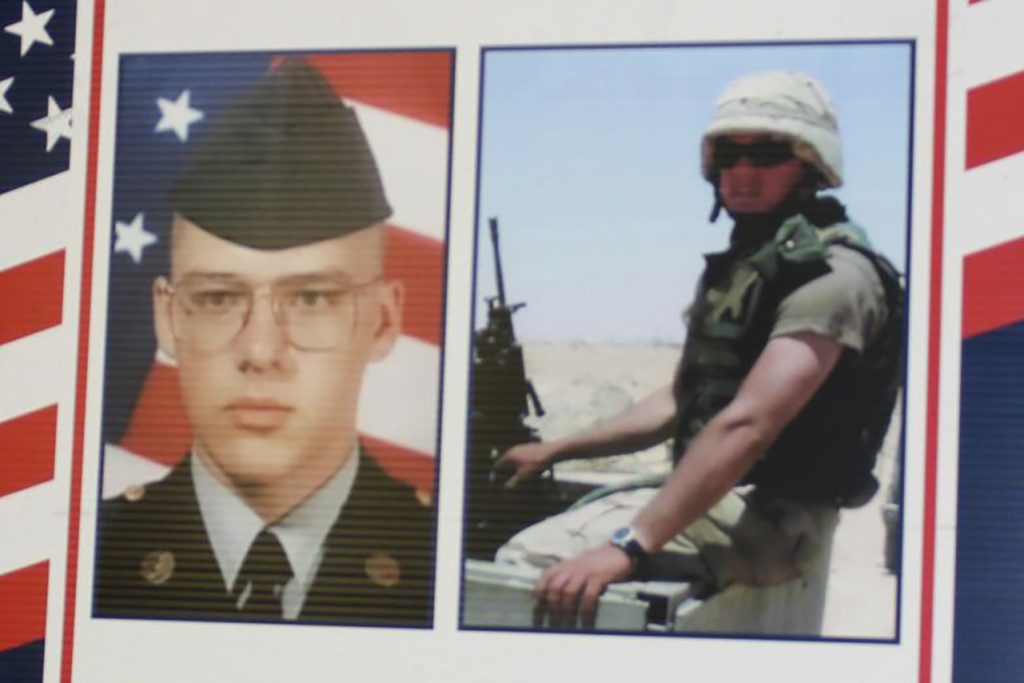 杰里米·里德伦的两张照片:一张是他的头像，另一张是他在伊拉克部署时的照片