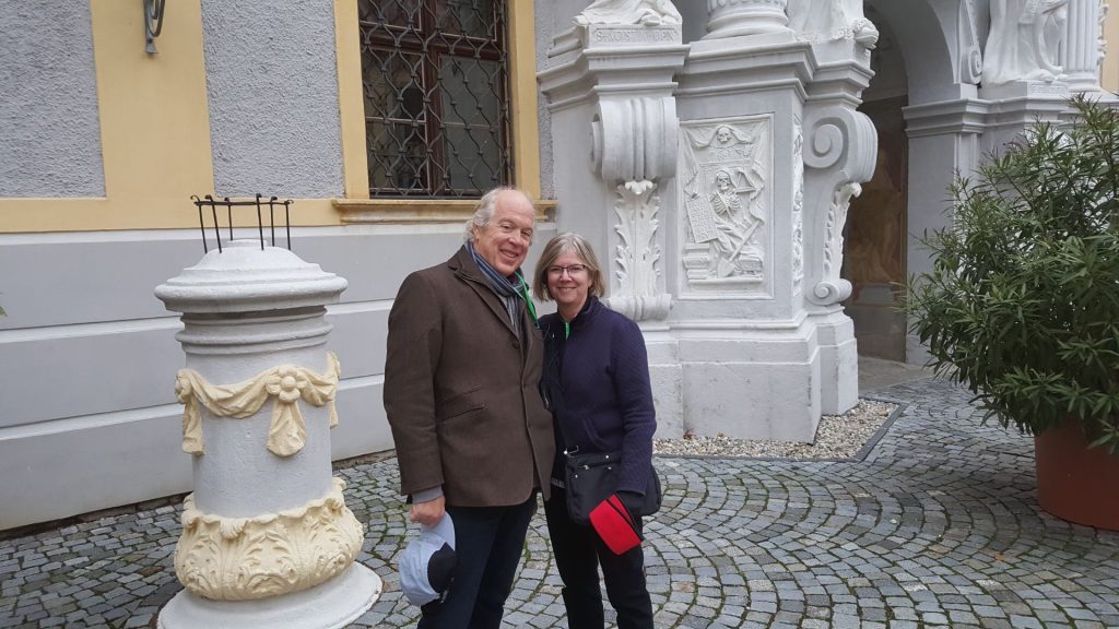 约翰和凯西在Durnstein Rennick姿势,奥地利。
