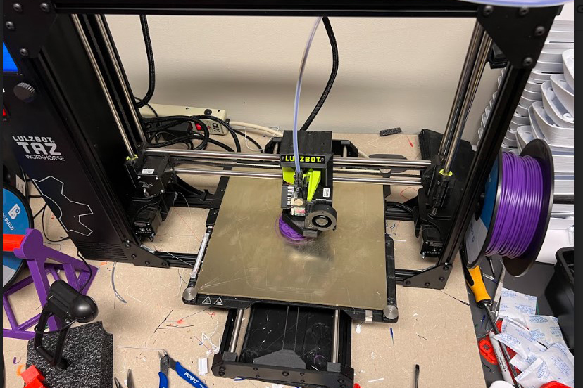 这是其中一台正在运行的3D打印机。