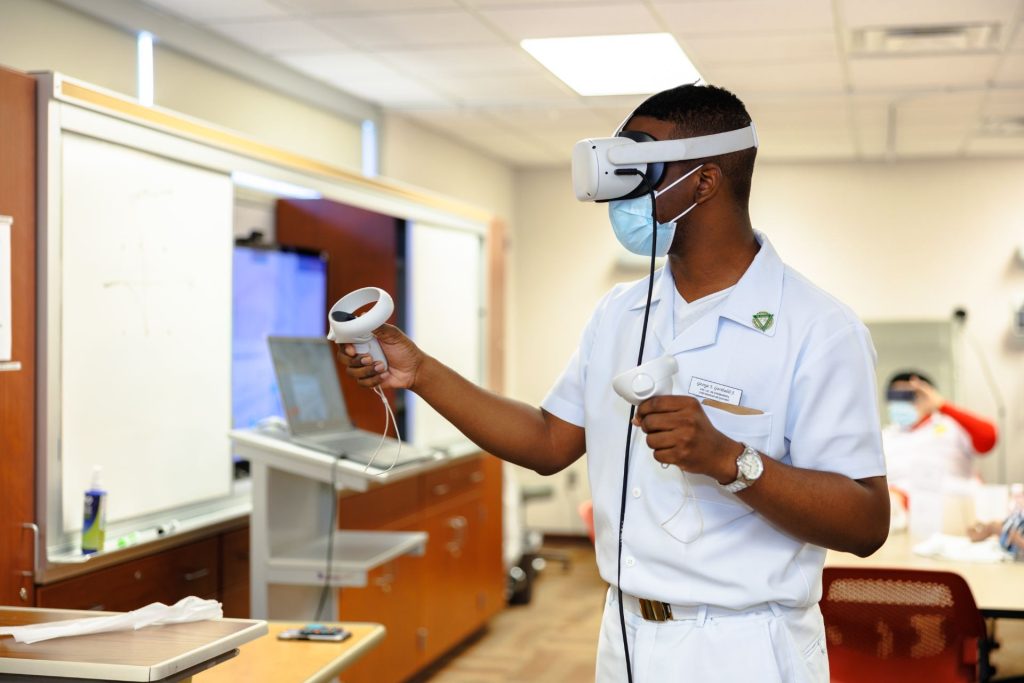 一个学生戴着虚拟现实耳机