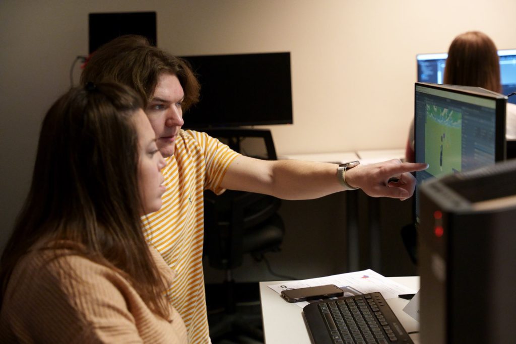 两个人一起工作在一个虚拟现实项目部分可以看到电脑屏幕上