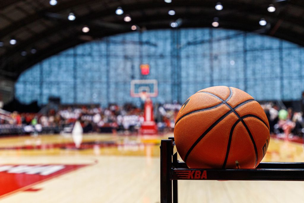 篮球与霍顿磁场在前台的拱形,背景玻璃墙