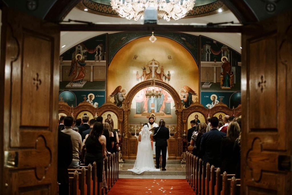 米娅2 17和约旦罗斯的17个婚礼着装站在一个教堂
