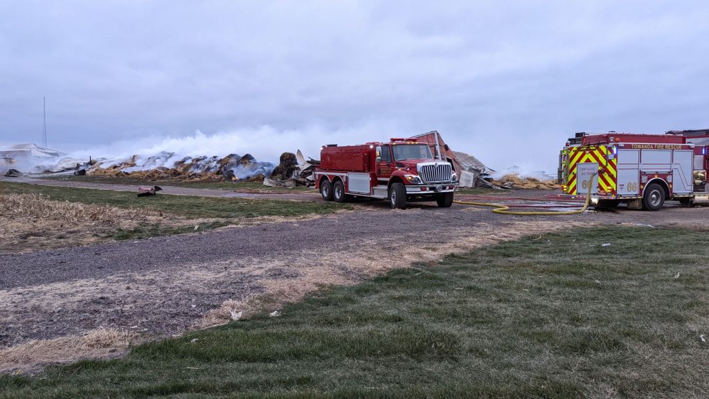 消防车和火热的残骸开火后在后台ISU农场。