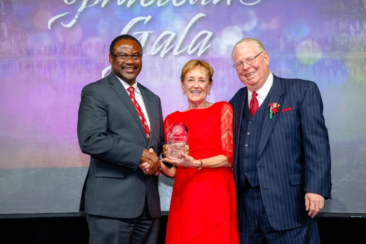 Aondover Tarhule向Carole和Jim Mounier颁发红鸟慈善家奖。