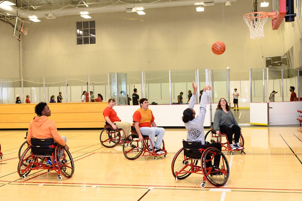 一个学生在打轮椅篮球时投篮