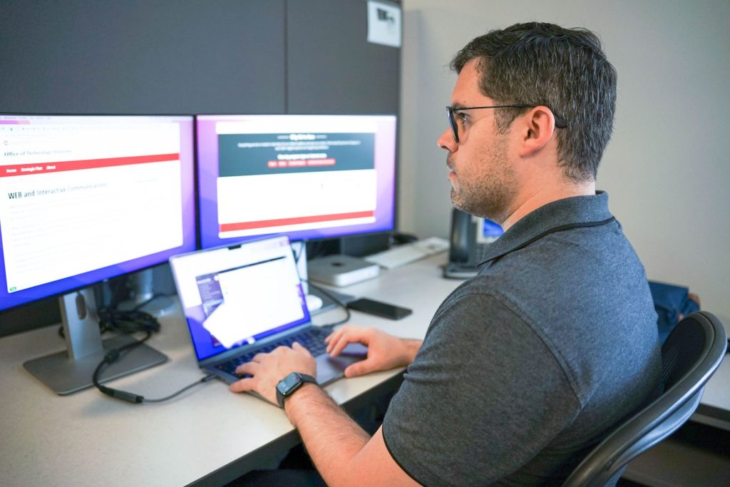 安德森Ferraz罗德里格斯在工作区中打开笔记本电脑和双显示器