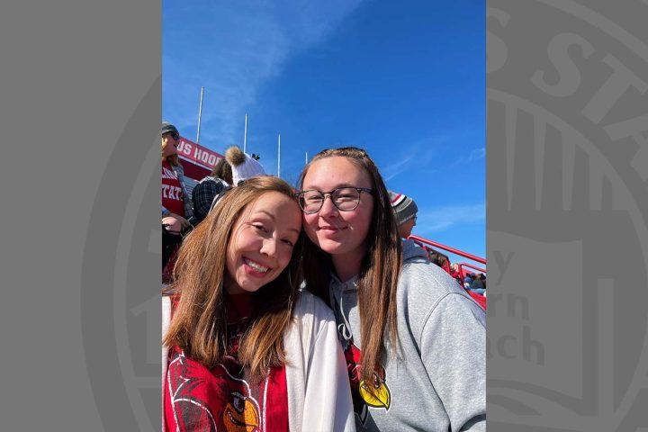 两个女学生站在一个ISU足球比赛