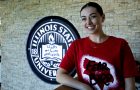 玛吉克莱恩站在伊利诺斯州州立大学的标志在前面骨学生中心穿担心这只卡塔尔世界杯决赛日鸟的衬衫。