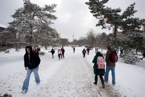 学生走在雪四