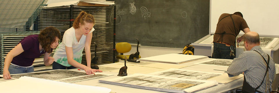 学生和教师研究格列高利页打印。