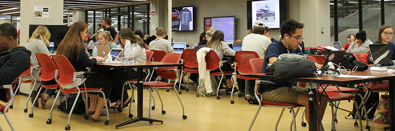 一群学生在教室里学习