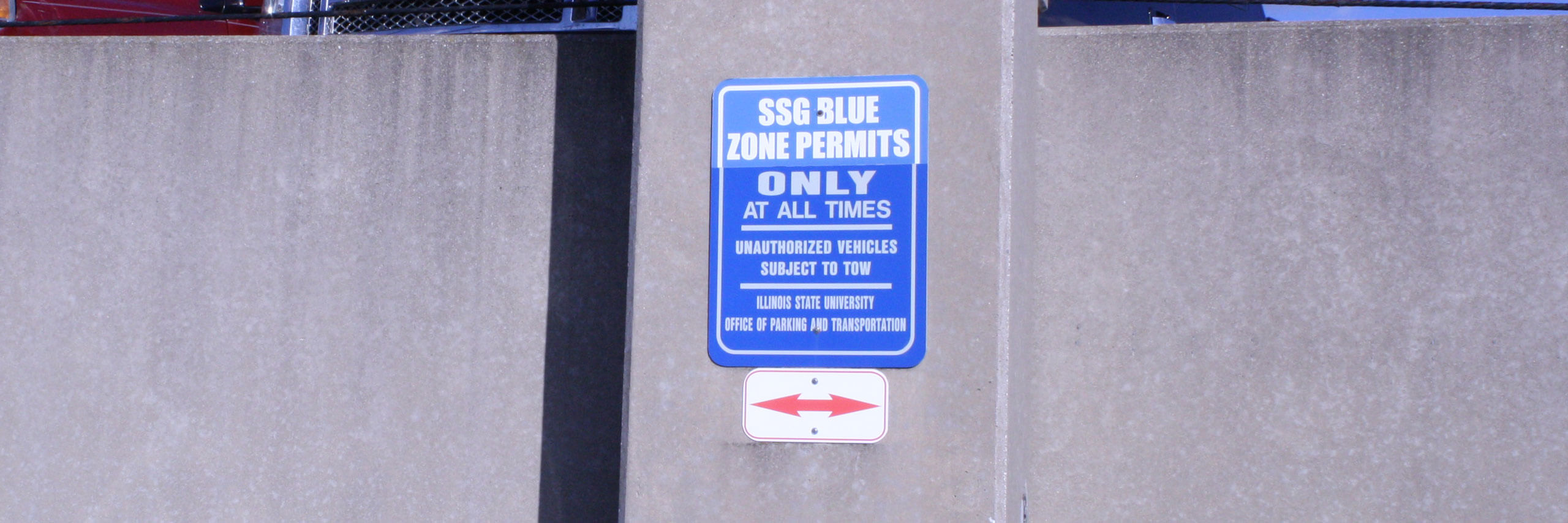 蓝色的校园居民停车标志的照片。