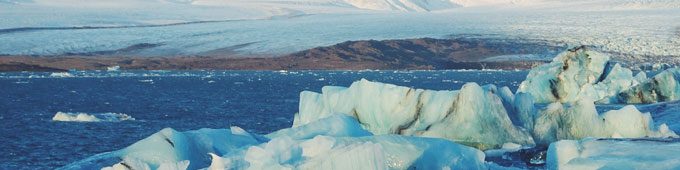 冰川上的碎冰景观。