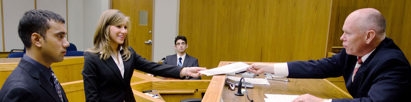 两位律师在模拟试验方法板凳上。