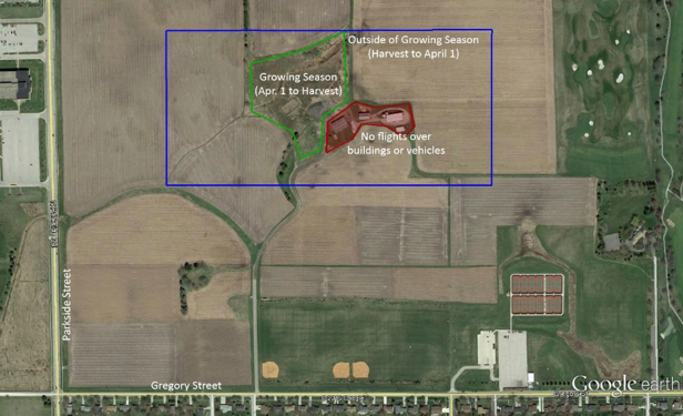 学生爱好者飞行位置视图，显示其与校内运动场的关系。红色区域是禁飞区(在建筑物和车辆上方)，只有绿色区域(大约在建筑物和车辆上方)。8英亩)可用于种植和收获作物之间的周围农田。蓝色区域(约为。50英亩)可以在收获后和种植前使用。