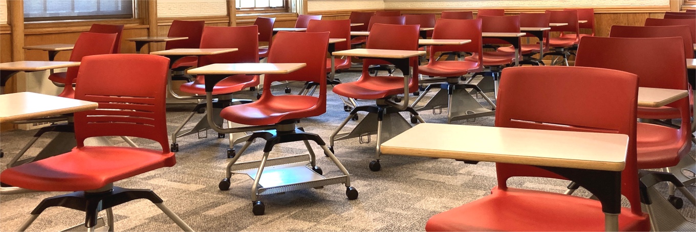 教室里空桌子