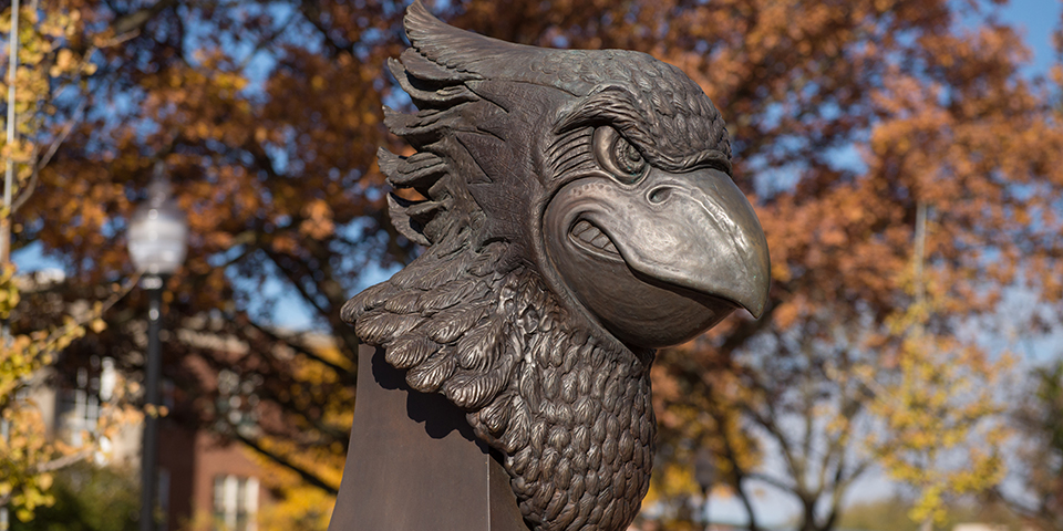 雷吉·红鸟头像铜像。