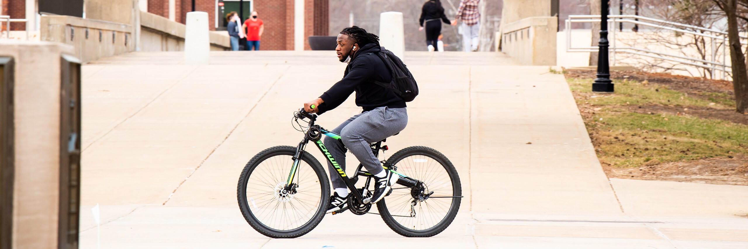 学生在校园里骑自行车。