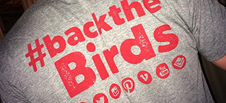 男学生t恤背面写着“#BacktheBirds”